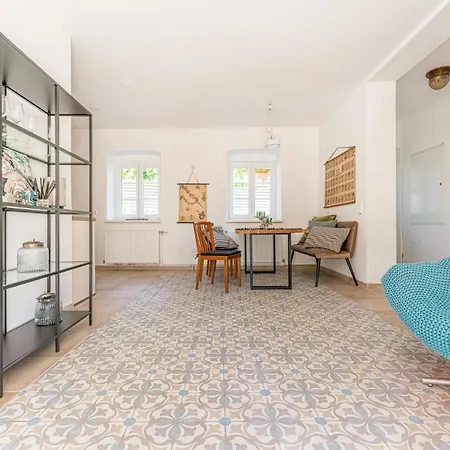 Im Erdgeschoss Διαμέρισμα *